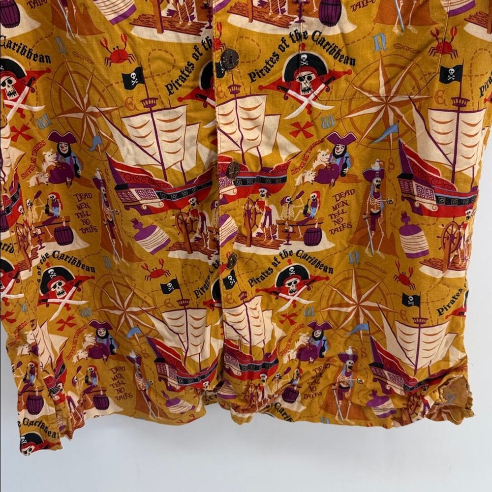 Wonder Ground Gallery Disney Pirates of the Caribbean novelty button up top L - Picture 4 of 8